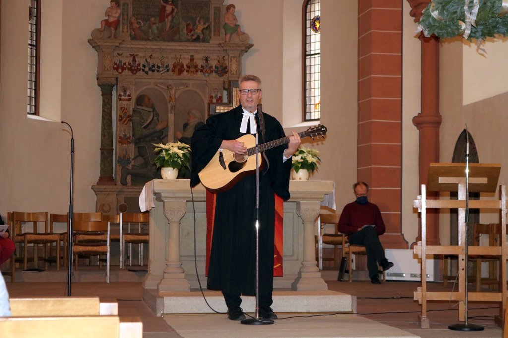 Pfarrer Gerrit Boomgaarden mit Gitarre