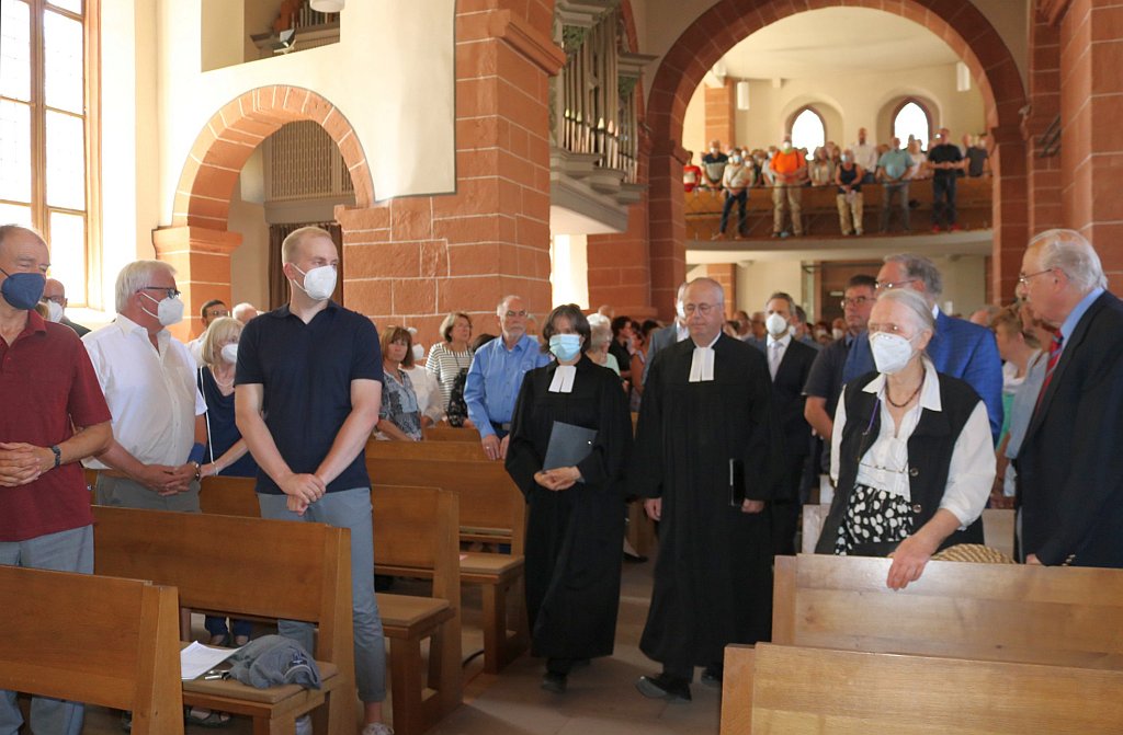 Pfarrer Siegfried Schmidt und die stellvertretende Dekanin Luise Berroth beim Einzug in die Schlitzer Kirche