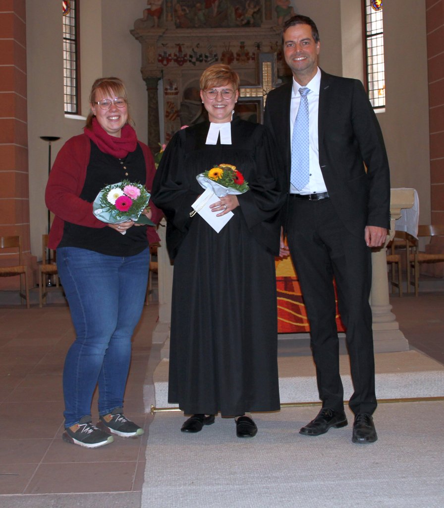Jugendreferentin Vivien Driessen, Pfarrerin Melanie Pflanz und Bürgermeister Heiko Siemon