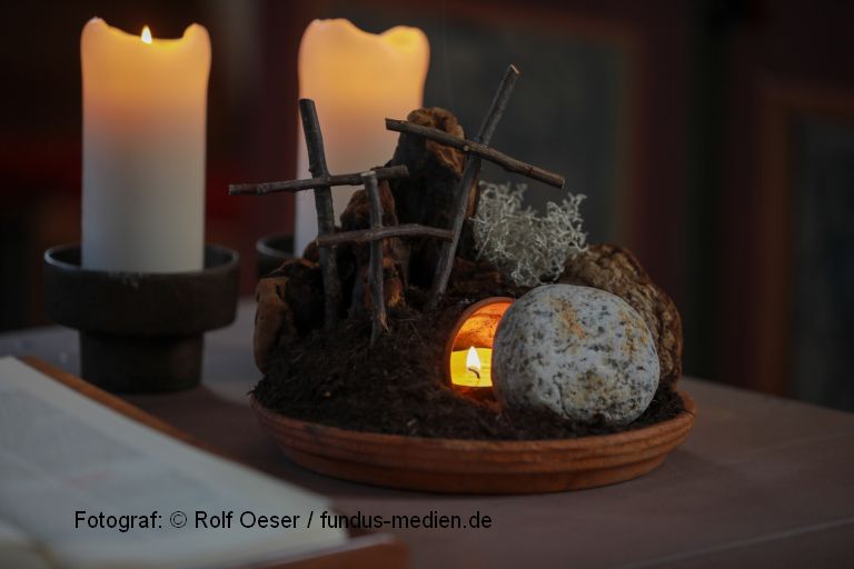 Symbole der Ostergeschichte: Die Kreuze und das Grab Jesu, davor der zur Seite gerollte Stein. Symbole der Ostergeschichte: Die Kreuze und das Grab Jesu, davor der zur Seite gerollte Stein.